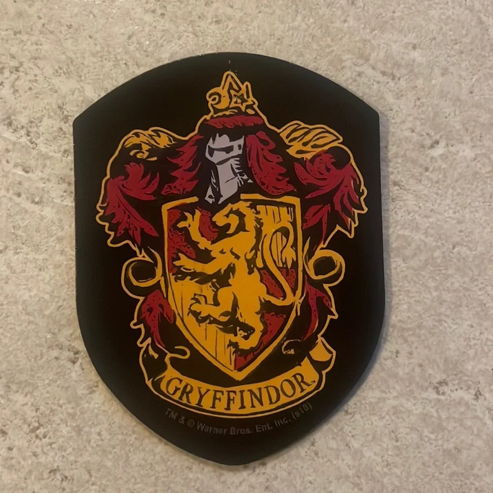 Never Used Harry Potter Gryffindor Magnet - Picture 1 of 2